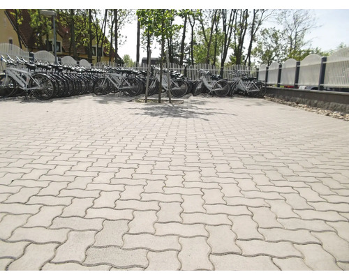 Fahrradparkplatz mit Betonpflastersteinen und Fahrrädern