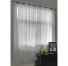 Fenster mit Gardinen und Vorhangschiene