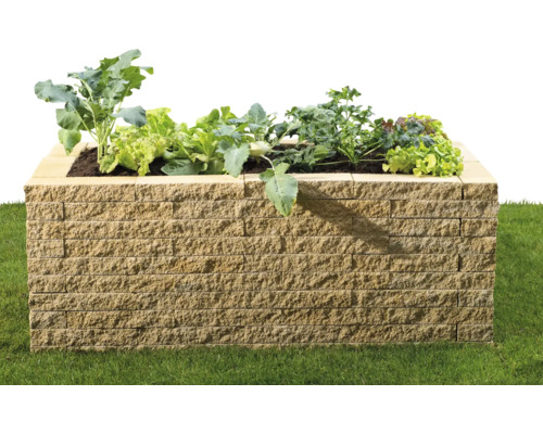Hochbeet aus Stein mit Bepflanzung im Garten