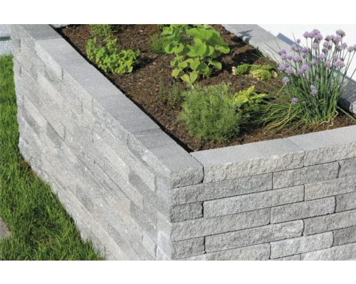 Hochbeet aus grauen Betonsteinen mit Bepflanzung