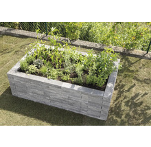 Hochbeet aus Stein mit Bepflanzung im Garten