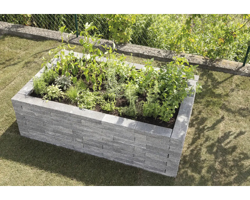 Hochbeet aus Stein mit Bepflanzung im Garten