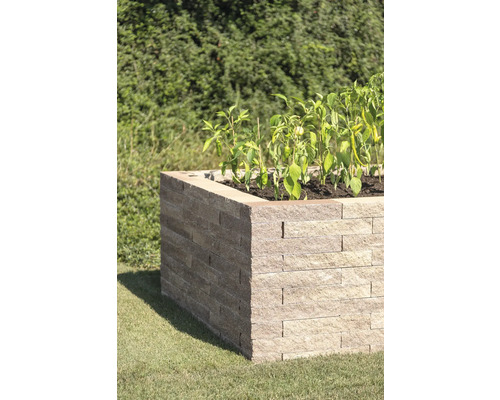 Hochbeet aus Steinblöcken mit Bepflanzung im Garten