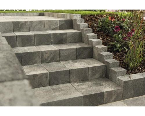 Treppe aus Betonsteinen im Garten
