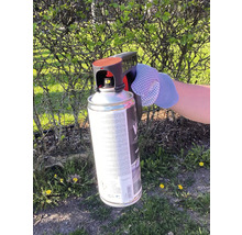 Sprühdose mit Sprühpistole in der Hand