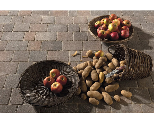 Verbundsteine mit Körben voller Kartoffeln und Äpfel