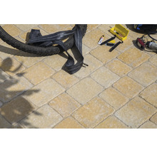 Fahrradschlauch und Reparaturset auf Pflastersteinen