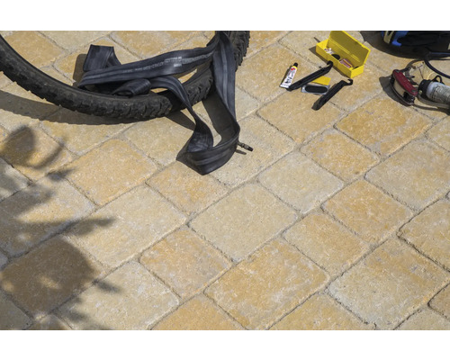 Fahrradschlauch und Reparaturset auf Pflastersteinen