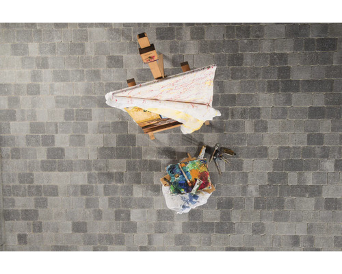 Draufsicht auf eine Leinwand auf Staffelei und Farbpalette mit Pinsel