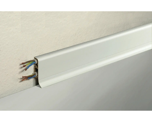 Aufputz-Kabelführung mit mehreren Kabeln an der Wand
