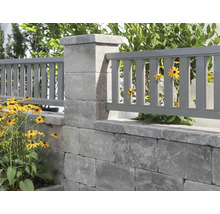 Gartenmauer aus Stein mit Geländer und Pflanzen
