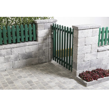 Gartenzaun mit Gartentor aus Betonsteinen und Latten