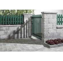 Gartenzaun mit Tor und Mauer aus Betonsteinen