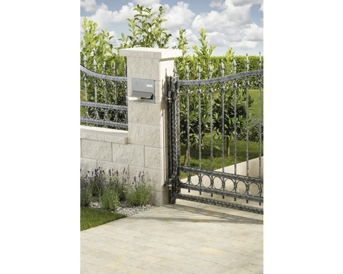 Dekorative Gartenzaun mit Tor, Briefkasten und Mauerpfeiler