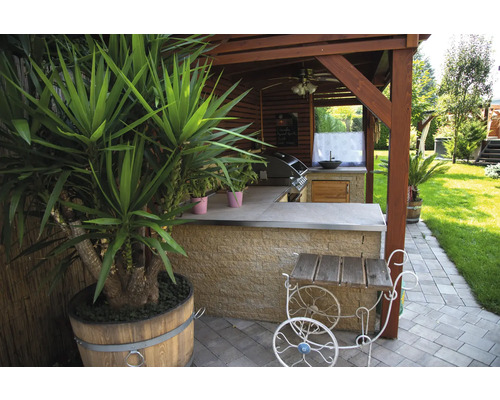 Außenküche mit Grill, Spülbecken und Arbeitsplatte im Garten