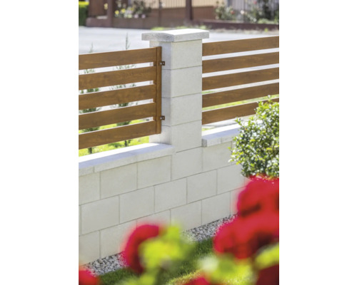 Gartenzaun mit Betonpfeilern und Holzelementen