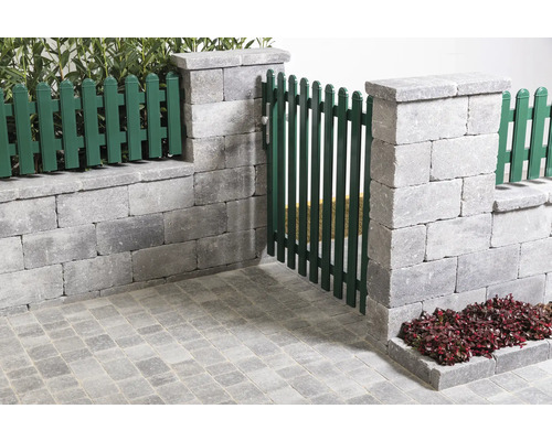 Gartenzaun mit grüner Pforte und Mauer aus Steinblöcken