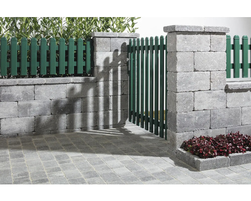 Gartenzaun und Gartentor aus Betonsteinen und Metalllatten