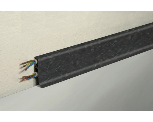 Kabelkanal mit Kabeln an einer Wand