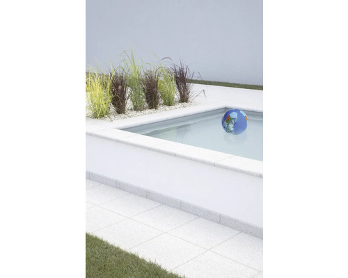 Swimmingpool mit Wasser, einer aufblasbaren Weltkugel und Ziergräsern