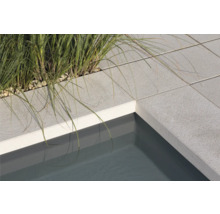 Detailansicht eines Pools mit Betonplatten und Bepflanzung