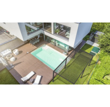 Luftaufnahme eines modernen Hauses mit Pool, Terrasse und Gartenmöbeln.