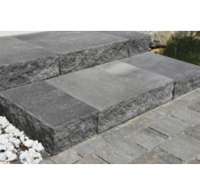 Treppe aus Betonsteinen im Garten