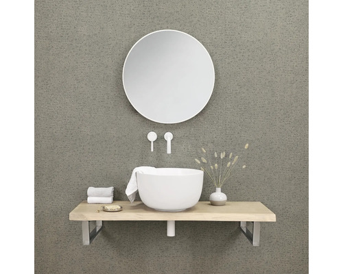 Modernes Badezimmer mit rundem Spiegel, Waschtisch und Armaturen