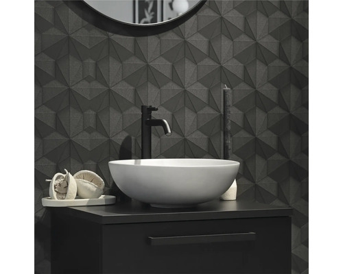 Modernes Badezimmer mit geometrischen Wandfliesen, Aufsatzwaschbecken und Unterschrank