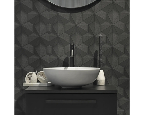 Modernes Badezimmer mit Waschbecken, Armatur und geometrischer Wandverkleidung