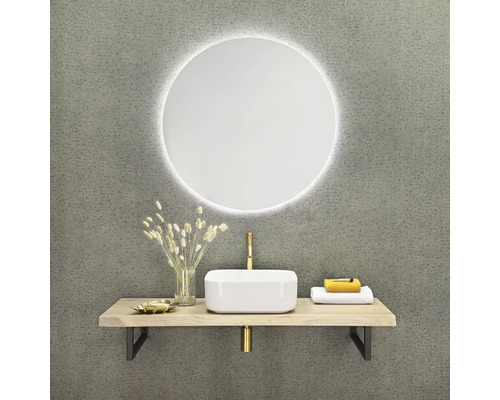 Modernes Badezimmer mit rundem Spiegel mit Beleuchtung, Waschbecken und Holzregal