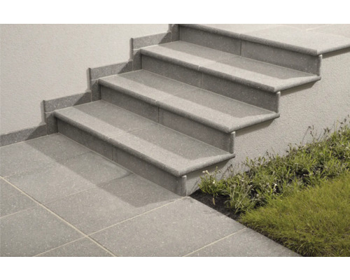 Außentreppe mit Betonstufen und Bodenplatten aus Beton