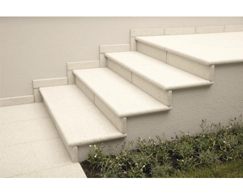 Außentreppe aus Stein mit drei Stufen und angrenzender Pflasterung