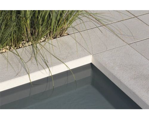 Detailansicht eines Pools mit Betonplatten und Bepflanzung
