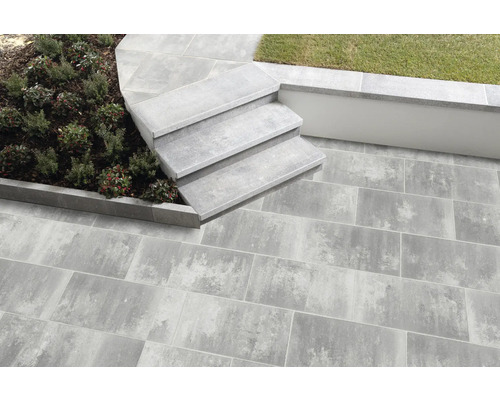 Außenbereich mit Pflastersteinen, Treppenstufen und Pflanzbeet