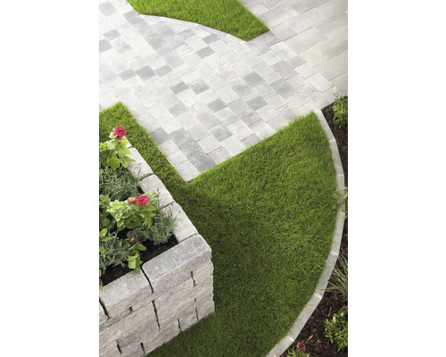 Gartenlandschaft mit gepflastertem Weg und Rasenfläche