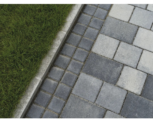 Gartenweg mit Rasen und Pflastersteinen