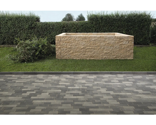 Rechteckiger Pflanzkasten aus Stein im Garten