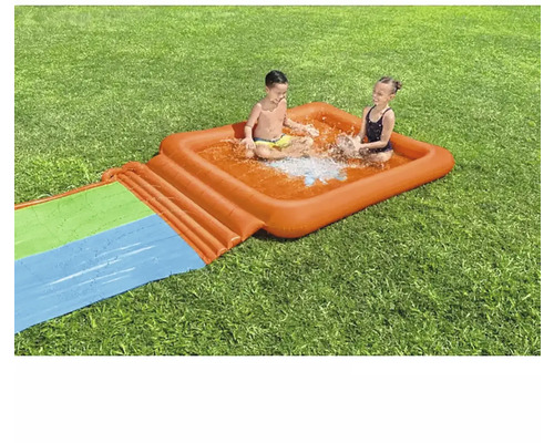 Aufblasbare Wasserrutsche mit Planschbecken für Kinder auf einer Wiese mit zwei Kindern