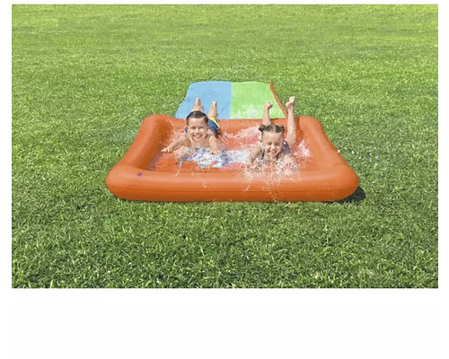Aufblasbare Wasserrutsche mit zwei Kindern auf einer Rasenfläche