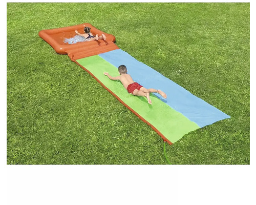Wasserrutsche für Kinder auf einer Rasenfläche mit spielenden Kindern