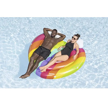 Zwei Personen entspannen auf einer bunten, aufblasbaren Poolinsel im Wasser.