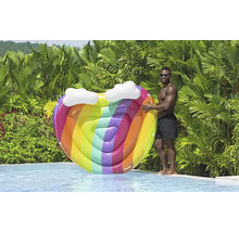 Aufblasbare herzförmige Poolinsel mit Regenbogenfarben und Wolkenapplikationen neben einem Pool