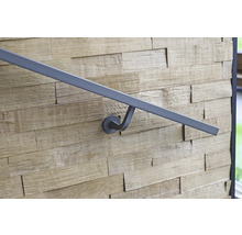 Graue Metalltreppe mit Wandmontage.