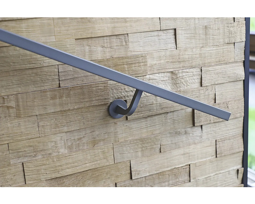 Graue Metalltreppe mit Wandmontage.