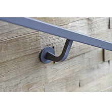 Geländer aus Metall an einer Holzwand