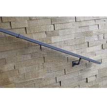 Wandhandlauf aus Metall vor einer Holzwand