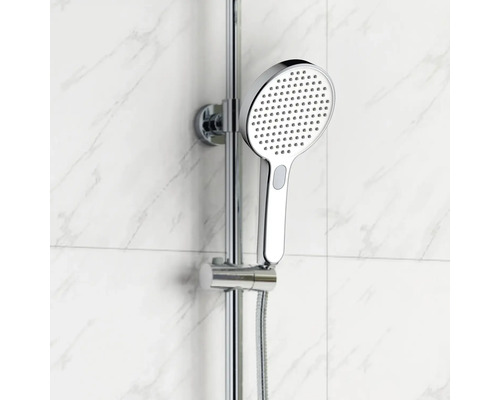 Handbrause an einer Duschstange im Badezimmer.