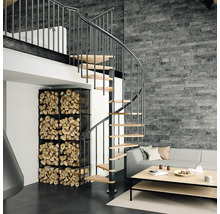 Wohnraum mit Wendeltreppe, Holzregal und grauer Couch