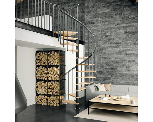 Wohnraum mit Wendeltreppe, Holzregal und grauer Couch